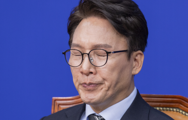 더불어민주당 김민석 대표가 12일 국회에서 열린 최고위원회의 도중 생각에 잠겨 있다. 연합뉴스