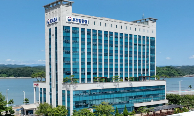 우주항공청이 대변인실, 행정법무담당관실, 운영지원과(운지과) 등 6개 부서의 일반행정 직위에도 보수 특례를 적용해 고액 연봉을 지급하고 있는 것으로 확인됐다. 사진은 경남 사천에 소재한 우주항공청 외경. 우주청 제공