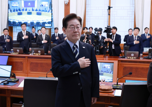 이재명 대통령이 13일 청와대에서 열린 국무회의에서 국기에 경례하고 있다. 연합뉴스