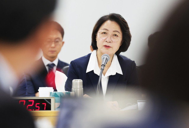 13일 경기도 수원시 영통구 경기도청에서 열린 국회 행정안전위원회의 경기도에 대한 국정감사에서 추미애 경기도지사가 위원 질의에 답변하고 있다. 연합뉴스