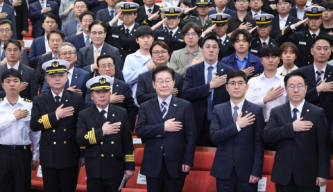 '부산 방문' 이 대통령, 팬스타 북극항로 시범운항 귀항식 참석