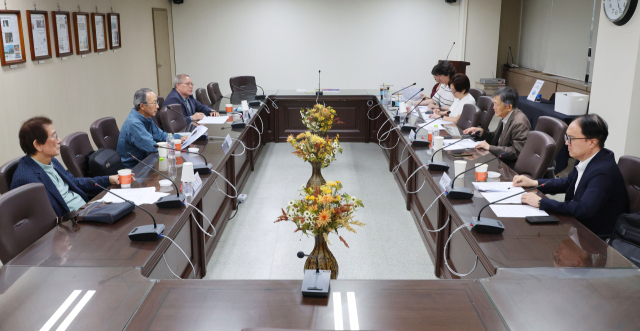 제43회 요산김정한문학상 심사위원회의가 13일 오후 부산일보사 회의실에서 열렸다. 이날 회의에는 조갑상 조설가, 하상일 동의대 교수, 황국명 문학평론가, 정찬 소설가, 구모룡 문학평론가가 참가했다. 정종회 기자 jjh@
