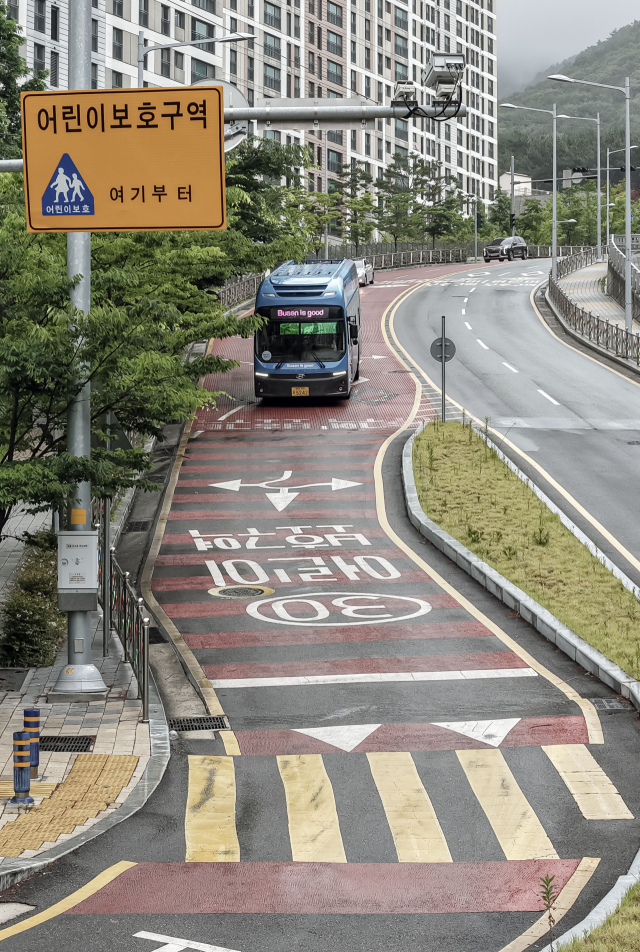부산 북구 만덕동 상학로 어린이보호구역의 미끄럼방지포장 모습. 김종진 기자 kjj1761@