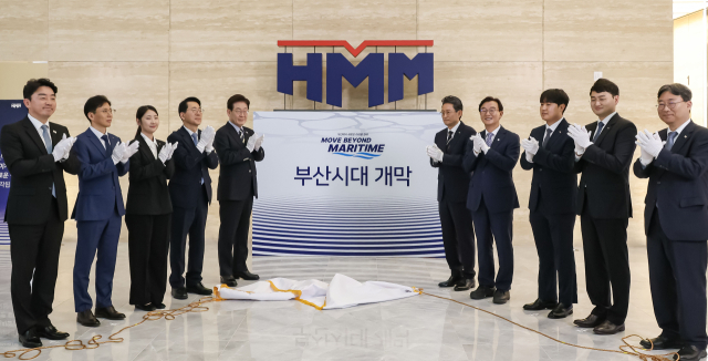 이재명 대통령이 13일 오후 부산 부산진구 HMM 부산 본사에서 최원혁 HMM 사장, 황종우 해양수산부 장관, 전재수 부산시장 등과 현판 제막식을 하고 있다. 김종진 기자 kjj1761@