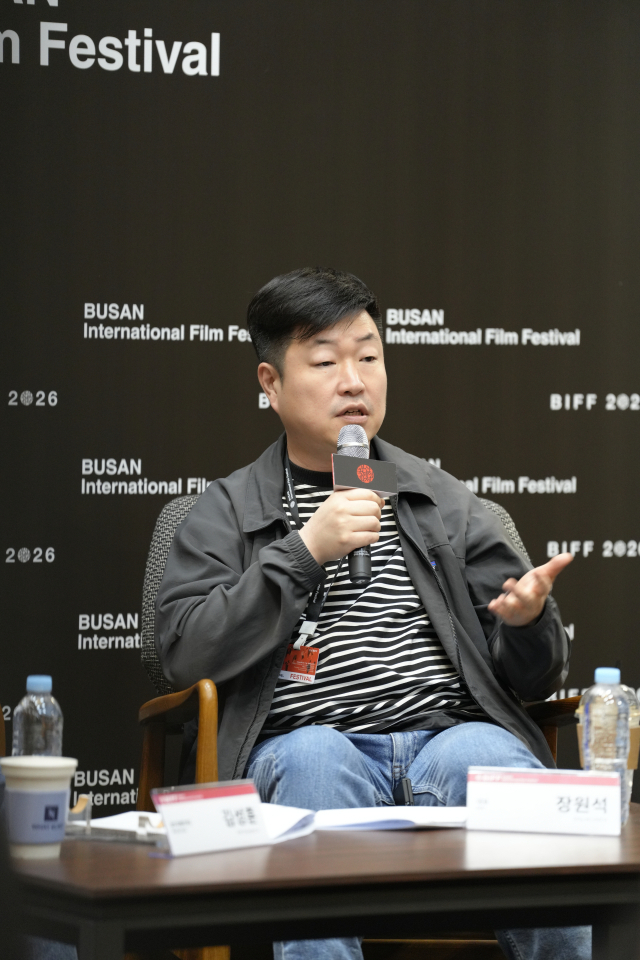 장원석 비에이엔터테인먼트 대표가 부산 해운대구 동서대-경남정보대 센텀캠퍼스 북카페 라운지에서 연 강의에서 답변하고 있다. 최범준 인턴기자