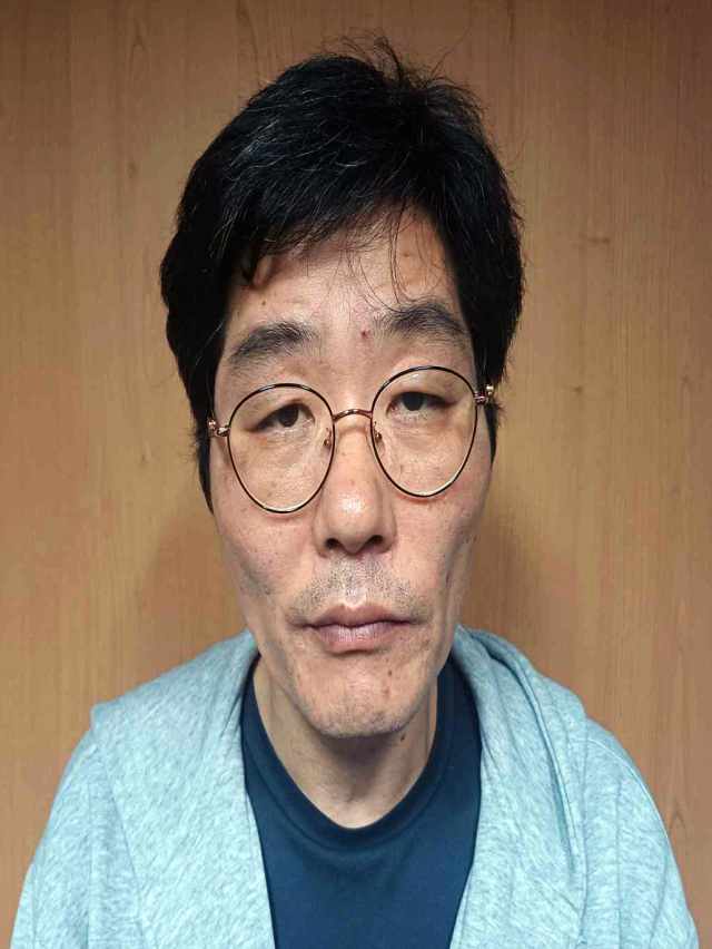 전남경찰청은 14일 전남광주 나주시 한 주택에서 60대 부부를 흉기로 찔러 살해하거나 목을 졸라 숨지게 한 혐의(강도살인)를 받는 피의자 박용수(52·구속)의 머그샷(mugshot·수용 기록부용 사진), 이름, 나이를 공개했다. 연합뉴스