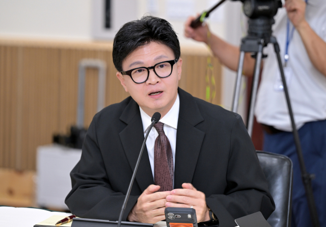 무소속 한동훈 의원이 12일(현지시간) 워싱턴DC 주미한국대사관에서 열린 국회 외교통일위원회 국정감사에서 질의하고 있다. 연합뉴스