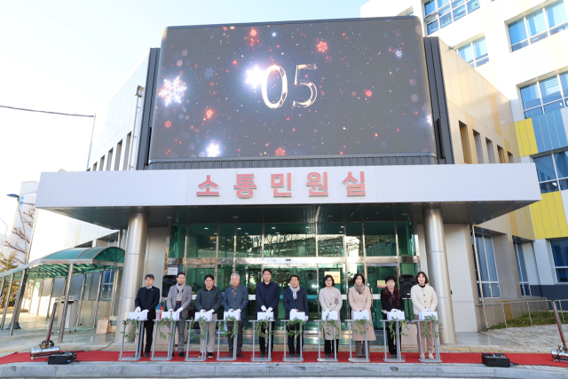 양산시는 지난해 12월 30일 시청 민원실 입구에 설치한 ‘시정 홍보 미디어 전광판’ 점등식을 갖고 있다. 양산시 제공