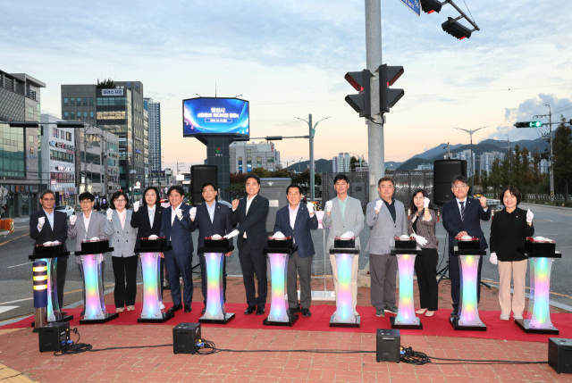 양산시는 지난 12일 덕계동 교통섬에 설치한 ‘시정 홍보 미디어월’ 점등식을 갖고 있다. 양산시 제공