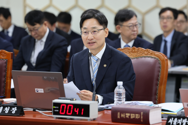 임광현 국세청장이 13일 세종시 정부세종2청사에서 열린 국회 재정경제기획위원회의 국세청에 대한 국정감사에서 위원 질의에 답하고 있다. 연합뉴스