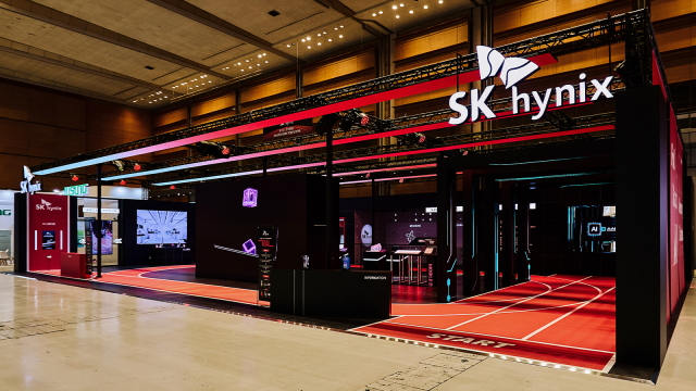서울 삼성동 코엑스에서 열린 ‘반도체대전(SEDEX) 2026’의 SK하이닉스 부스 전경. SK하이닉스는 ‘멈추지 않고 나아가는 AI 여정’을 주제로 전시관을 꾸렸다. SK하이닉스 제공