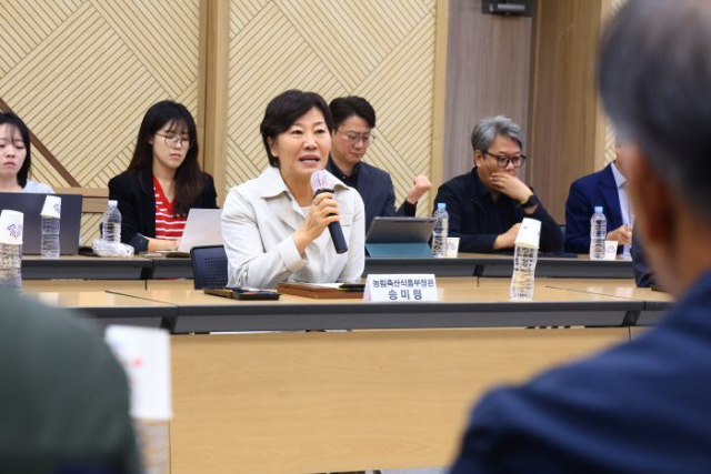 송미령 농식품부 장관이 14일 경남 함양군청에서 마을 이장들과 만나 농지 전수조사에 대한 설명을 하고 있다. 농식품부 제공