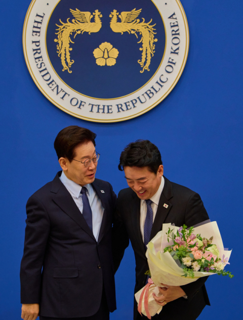 이 대통령, 강훈식에 공로패 수여 