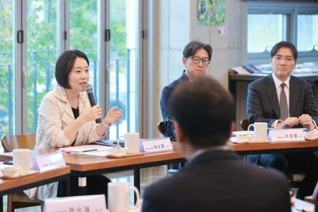 이소영 장관은 10월 15일 충남 천안에 있는 반도체 소재・부품・장비 중소기업인 엘케이켐을 찾아 지역 중소기업 등이 참석한 가운데 간담회를 하고 있다. 중기부 제공