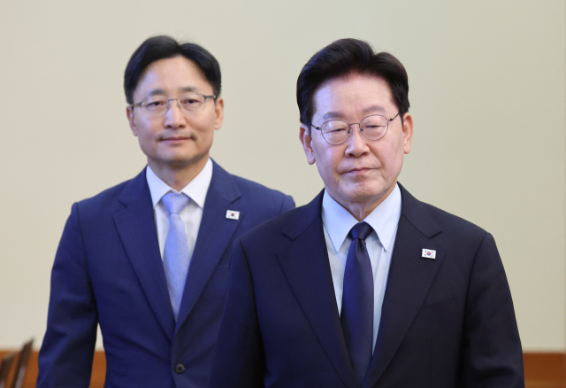 이재명 대통령이 15일 청와대에서 열린 수석보좌관회의에 임광현 신임 비서실장과 입장하고 있다. 연합뉴스