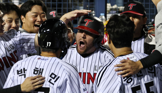 14일 서울 잠실야구장에서 열린 2026 신한 SOL KBO 포스트시즌 와일드카드 결정전 1차전 두산 베어스와 LG 트윈스의 경기. 1회말 1사 1루 LG 오스틴이 투런 홈런을 치고 동료선수들과 환호하고 있다. 연합뉴스