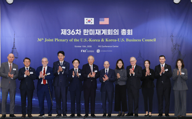 서울 여의도 FKI타워 컨퍼런스센터에서 열린 제36차 한미재계회의 총회에서 김정관 산업통상부 장관(왼쪽 다섯 번째)와 한국경제인협회 류진 회장(왼쪽 여섯 번째)을 비롯한 참석자들이 기념 촬영하고 있다. 한국경영자협회 제공