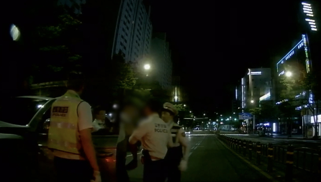 부산에서 음주단속 중 경찰의 정지 명령을 무시하고 차량을 몰아 달아난 40대 남성이 순찰차 3대의 추격 끝에 붙잡혔다. 부산경찰청 제공