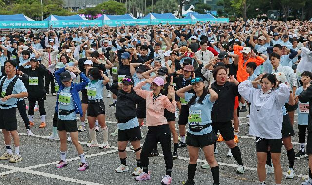 지난해 열린 ‘2025 성우하이텍 부산바다마라톤’ 대회. 참가자들이 집결지인 벡스코에서 몸을 풀고 있다. 김경현 기자 view@
