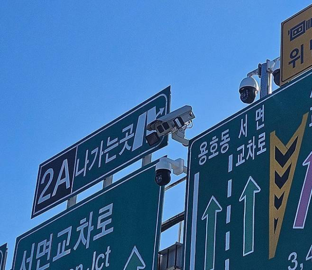 광안대교의 상습 끼어들기 문제를 해결할 것으로 기대를 모았던 AI 무인단속 카메라가 실제 단속에 투입되지 못한 채 철거된다. 부산 광안대교 이기대 분기점에 설치된 AI 무인단속 카메라. 부산시설공단 제공