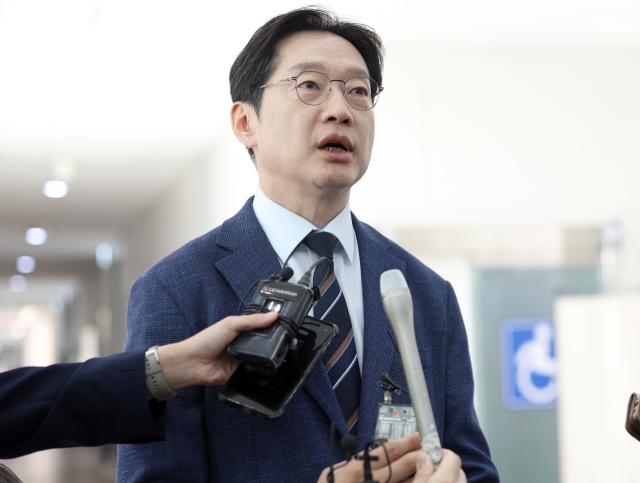 김경수 대통령 정무특별보좌관이 12일 오후 박완수 경남지사와 면담에 앞서 경남도청 1층 입구에서 취재진 질문에 답하고 있다. 연합뉴스