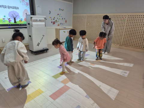김해대학교 학과 연계 체험을 하고 있는 국공립 대동어린이집 원아들. 김해대 제공