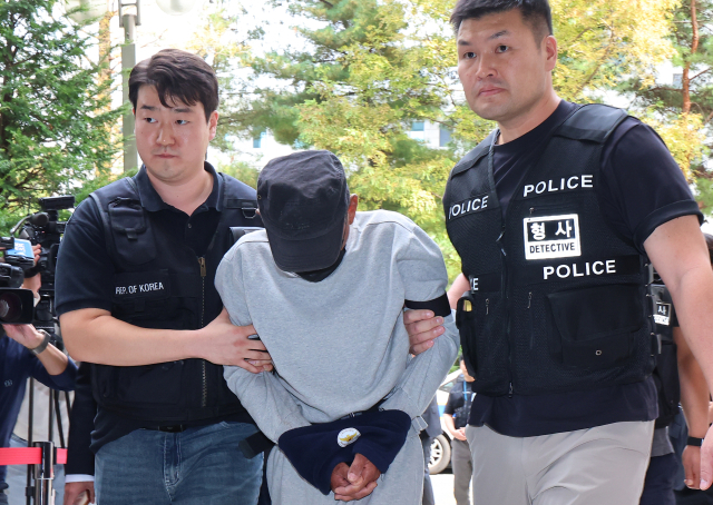 인천 대형 상업시설에서 흉기를 휘둘러 8명을 다치게 한 50대 남성 A씨가 16일 인천 미추홀구 인천지방법원에서 열린 구속 전 피의자심문(영장실질심사)에 출석하고 있다. 연합뉴스
