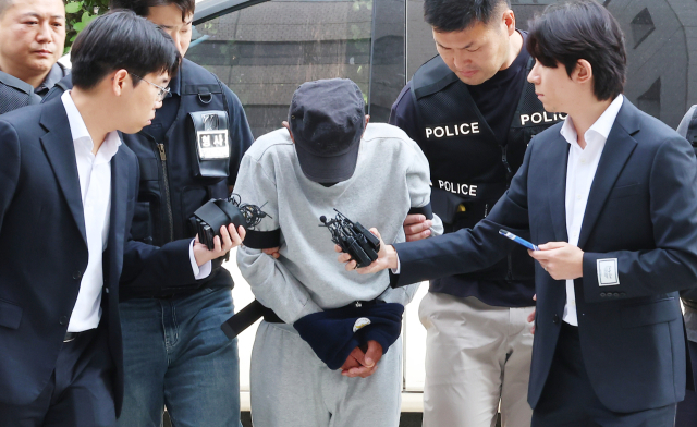 인천 대형 상업시설에서 흉기를 휘둘러 8명을 다치게 한 50대 남성 A씨가 16일 인천 미추홀구 인천지방법원에서 열린 구속 전 피의자심문(영장실질심사)에 출석하고 있다. 연합뉴스
