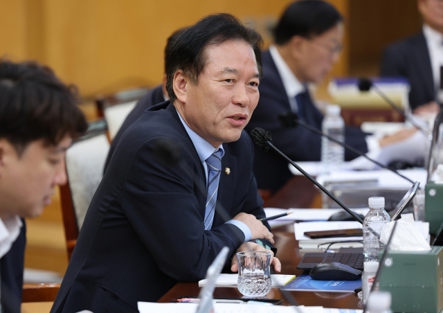 더불어민주당 정태호 의원이 16일 한국은행 대구경북본부본부에서 열린 국회 재정경제기획위원회의 동북·동남지방데이터청, 부산·대구지방국세청, 부산·대구본부세관, 한국은행 부산·경남·울산·대구경북·포항본부에 대한 국정감사에서 질의하고 있다. 연합뉴스