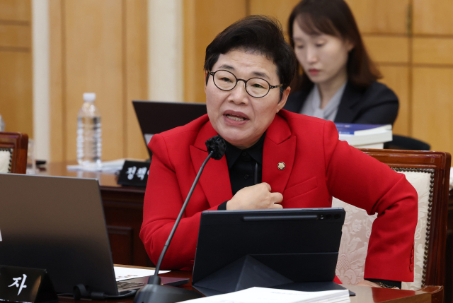 국민의힘 임이자 의원이 16일 한국은행 대구경북본부본부에서 열린 국회 재정경제기획위원회의 동북·동남지방데이터청, 부산·대구지방국세청, 부산·대구본부세관, 한국은행 부산·경남·울산·대구경북·포항본부에 대한 국정감사에서 질의하고 있다. 연합뉴스