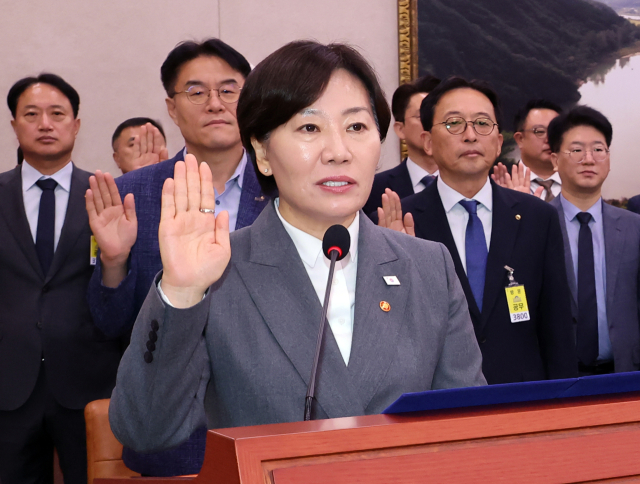 송미령 농림축산식품부 장관을 비롯한 농식품 유관단체장 등이 7일 국회에서 열린 농림축산식품해양수산위원회 국정감사에서 선서하고 있다. 연합뉴스