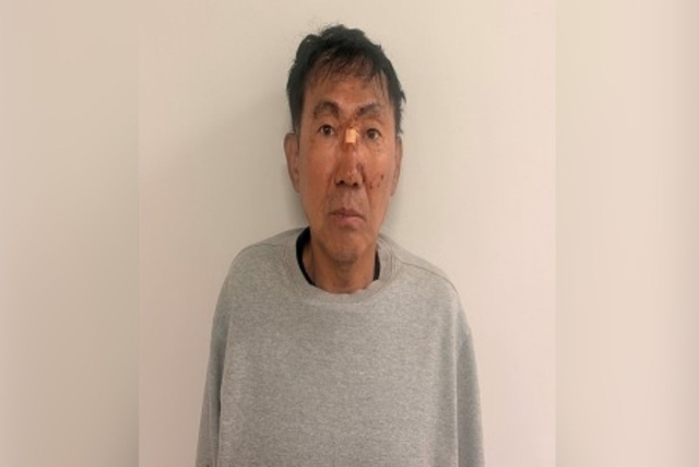인천 한 대형 상업시설에서 흉기를 휘둘러 시민 8명을 다치게 한 최충락(59)의 신상정보가 16일 공개됐다. 인천경찰청은 이날 오후 신상정보공개심의위원회를 열고 살인미수와 공공장소 흉기소지 혐의로 구속된 최충락의 이름, 나이, 얼굴 사진을 공개했다. 연합뉴스