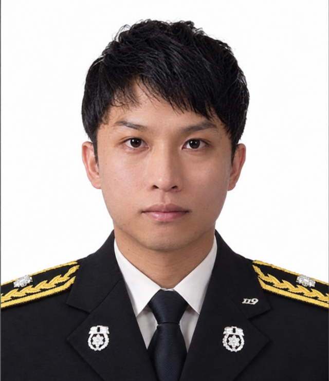 16일 경기도 부천 공장 화재 현장에서 진화 작업을 벌이다 심정지 상태로 병원에 이송된 김진석 소방위가 17일 오전 0시 55분께 끝내 숨졌다. 김 소방위의 장례는 19일 오전 10시 부천실내체육관에서 경기도청장으로 거행될 예정이다. 연합뉴스