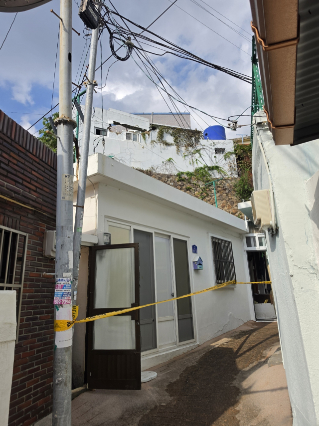 17일 오전 8시 49분 부산 동구 수정동에서 빈집이 무너져 이웃집 주민들이 대피했다. 부산소방재난본부 제공