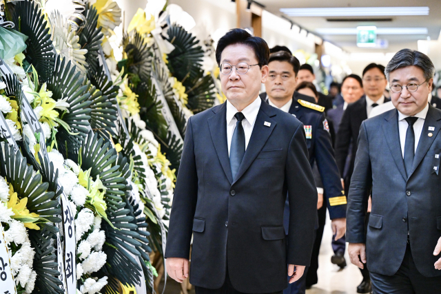 이재명 대통령이 17일 경기도 부천 공장 화재 현장에서 순직한 고(故) 김진석 소방위의 빈소를 조문하고 있다. 연합뉴스