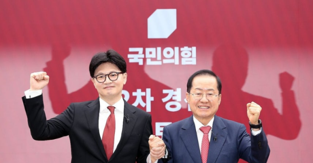사진은 지난해 4월 서울 여의도 국민의힘 중앙당사에서 열린 2차 대선 경선 토론회 장면. 당시 국민의힘 한동훈, 홍준표 대선 경선 후보가 맞수 토론 대상으로 지명을 한 후 기념 촬영하고 있다. 국회사진기자단. 연합뉴스