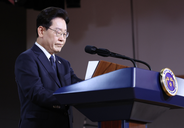 이재명 대통령이 16일 부산시청에서 열린 부마민주항쟁 47주년 기념식에서 기념사를 하던 중 잠시 마음을 추스르고 있다. 연합뉴스