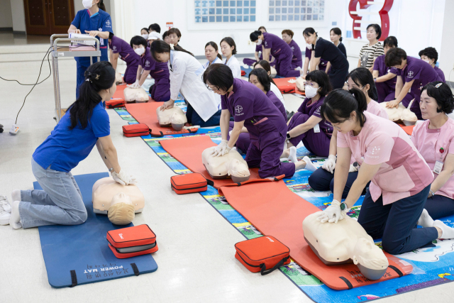 부산성모병원은 일반 직원을 대상으로 심폐소생술 실기 교육을 실시했다. 부산성모병원 제공