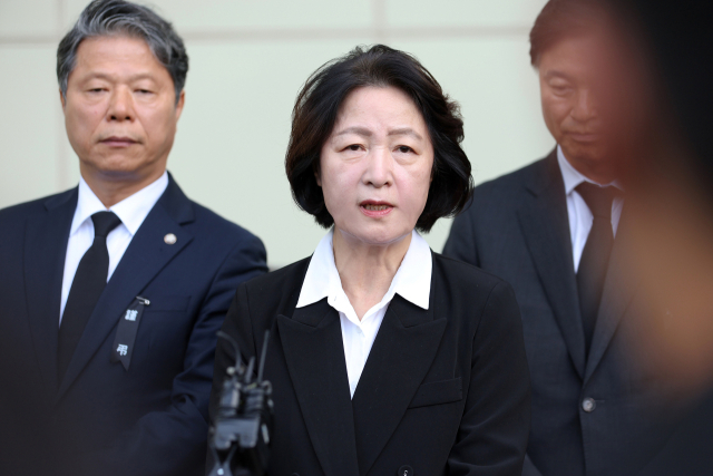 추미애 경기도지사가 17일 경기도 순천향대 부천병원 빈소에 마련된 고(故) 김진석 소방위 빈소 조문을 마친 뒤 취재진 앞에서 발언하고 있다. 연합뉴스