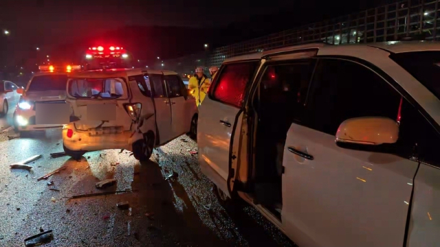 19일 오전 5시 7분께 부산 강서구 남해제2고속도로지선 가락IC 인근에서 7중 추돌 사고가 발생했다. 부산소방재난본부