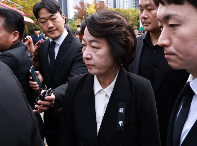 추미애 경기도지사가 19일 경기도 부천시 원미구 부천체육관에서 열린 고 김진석 소방위 영결식이 끝난 뒤 식장을 나서고 있다. 연합뉴스