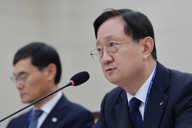 이찬진 금융감독원장이 19일 국회 정무위원회에서 열린 금융감독원 등에 대한 국정감사에서 정무위원의 자료 제출 요구에 답하고 있다. 연합뉴스
