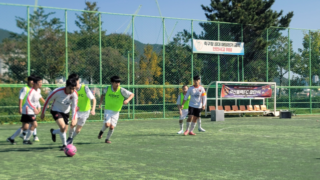 ‘부산동백FC’가 수영환경공원 축구장에서 훈련을 하고 있다. 부산환경공단 제공