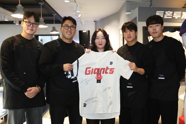 지난해 드림 카페에서 일일 바리스타로 나선 롯데 자이언츠 선수단. 롯데 자이언츠 제공