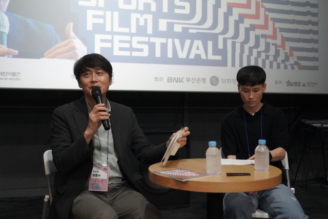 덕화명란 장종수 대표(왼쪽)과 ‘팀퍼스트부산’ 정미경 감독이 참석해 관객드로가 대화를 나누고 있다. 모퉁이극장 제공