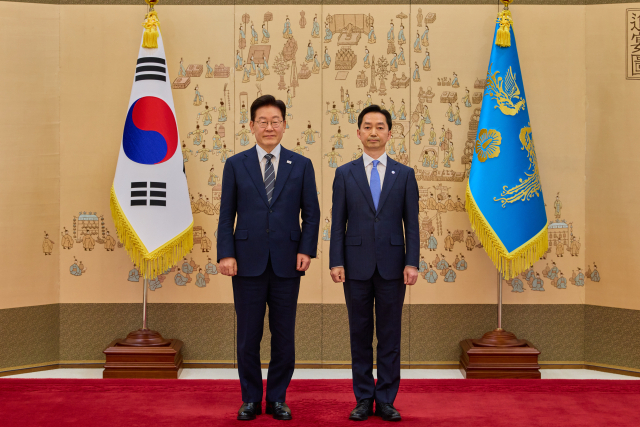 이재명 대통령이 19일 청와대에서 김지용 중대범죄수사청장에게 임명장을 수여한 후 기념촬영을 하고 있다. 연합뉴스