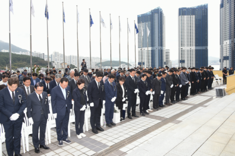 48회 순직선원 위패봉안·합동위령제 거행…해수차관·부산시장 참석