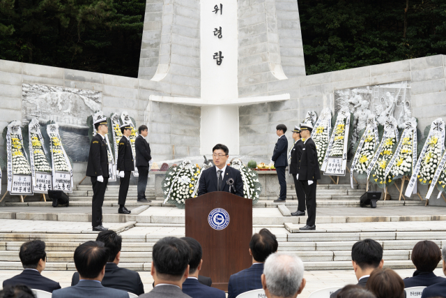 남재헌 해양수산부 차관이 19일 오전 부산 영도구 동삼동 순직선원 위령탑에서 열린 '순직선원 합동위령제'에서 추도사를 하고 있다. 해수부 제공