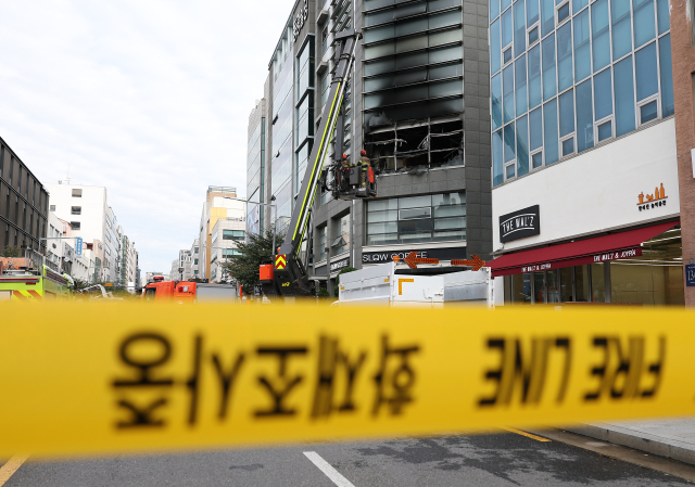 20일 서울 강남구 역삼동 한 건물에서 화재가 발생해 소방대원들이 현장 낙하 위험물을 제거하고 있다. 연합뉴스