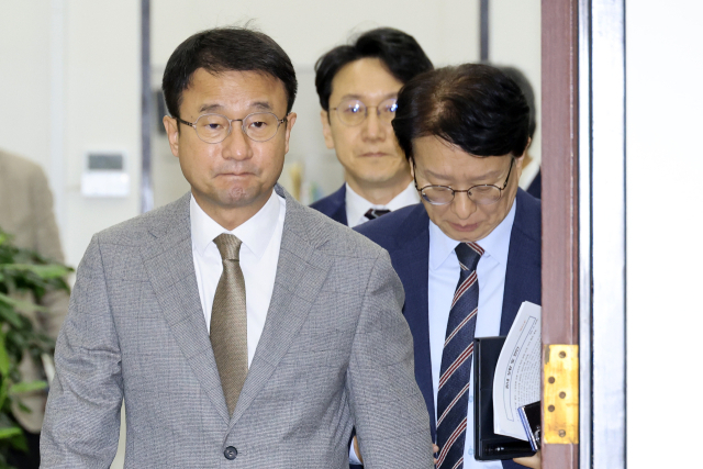 더불어민주당 한병도 원내대표를 비롯한 원내지도부가 20일 국회에서 열린 국정감사 대책 회의에 입장하고 있다.
